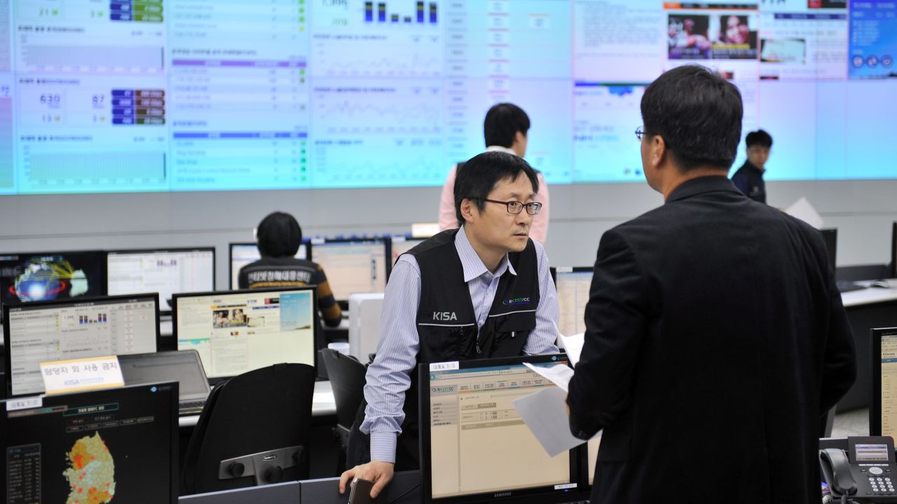 Members of the Korea Internet Security Agency (KISA) check on cyber attacks at a briefing room of KISA in Seoul on March 20, 2013. 