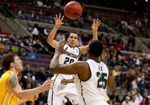 Travis Trice of the Michigan State Spartans passes the ball to Derrick Nix on March 21 against the Valparaiso Crusaders in Auburn Hills, Michigan.