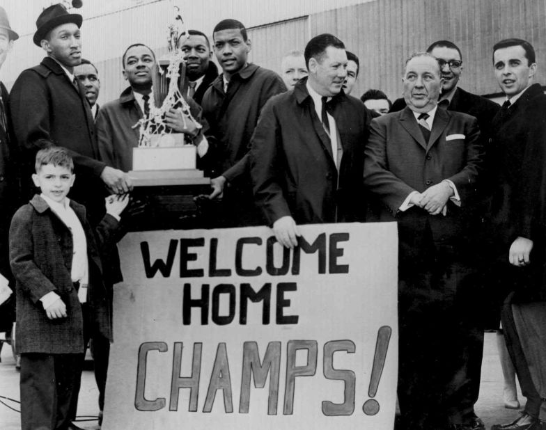 Chicago Mayor Richard Daley posed with the team upon its return home from the national championship game.