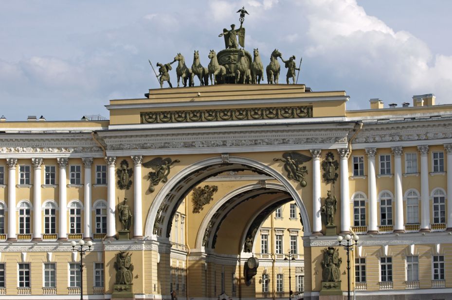 Across the square from the Winter Palace stands the neoclassical General Staff Building, with its triumphal arch adorned with a bronze sculpture of Victory in her six-horsed chariot, commemorating the Russian victory over Napoleonic France in the War of 1812.