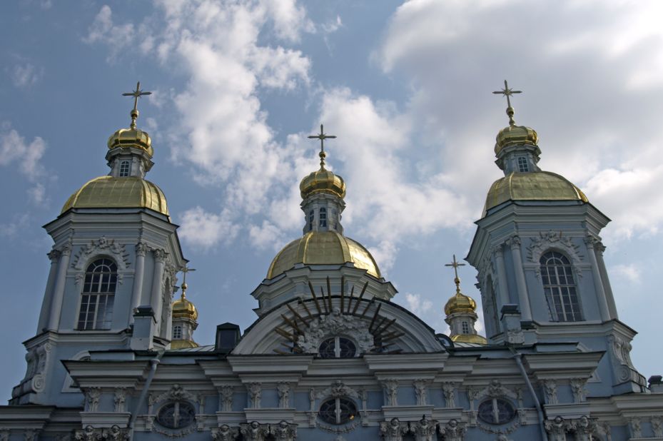 St. Nicholas Naval Cathedral contains memorials to lost seamen and naval heroes, including those who died when the nuclear submarine Komsomolets sank in 1989. The interior portrays important episodes in Russian naval history.
