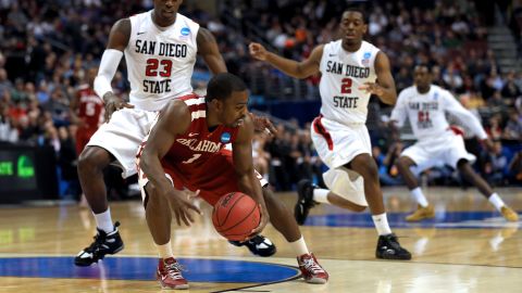 Sam Grooms of the Oklahoma Sooners, center, attempts to control the ball against DeShawn Stephens, left, and Xavier Thames of the San Diego State Aztecs on March 22 in Philadelphia.