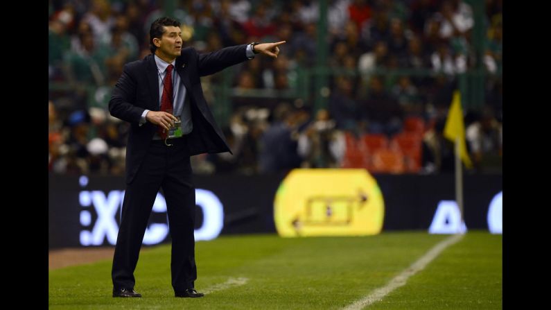 Mexico's coach José Manuel de la Torre yells instructions to his players on the field.