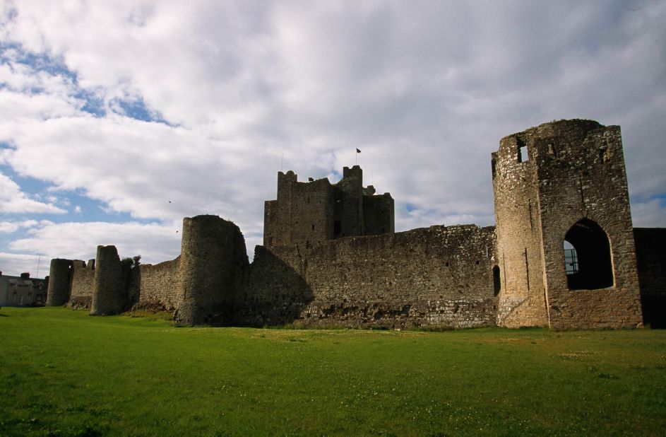 The real star of the movie "Braveheart," Trim Castle was built over 30 years starting in the 1170s by Hugh de Lacy and his son, Walter. Children can help archaeologists excavate at nearby ruins of the Dominican Black Friary. 