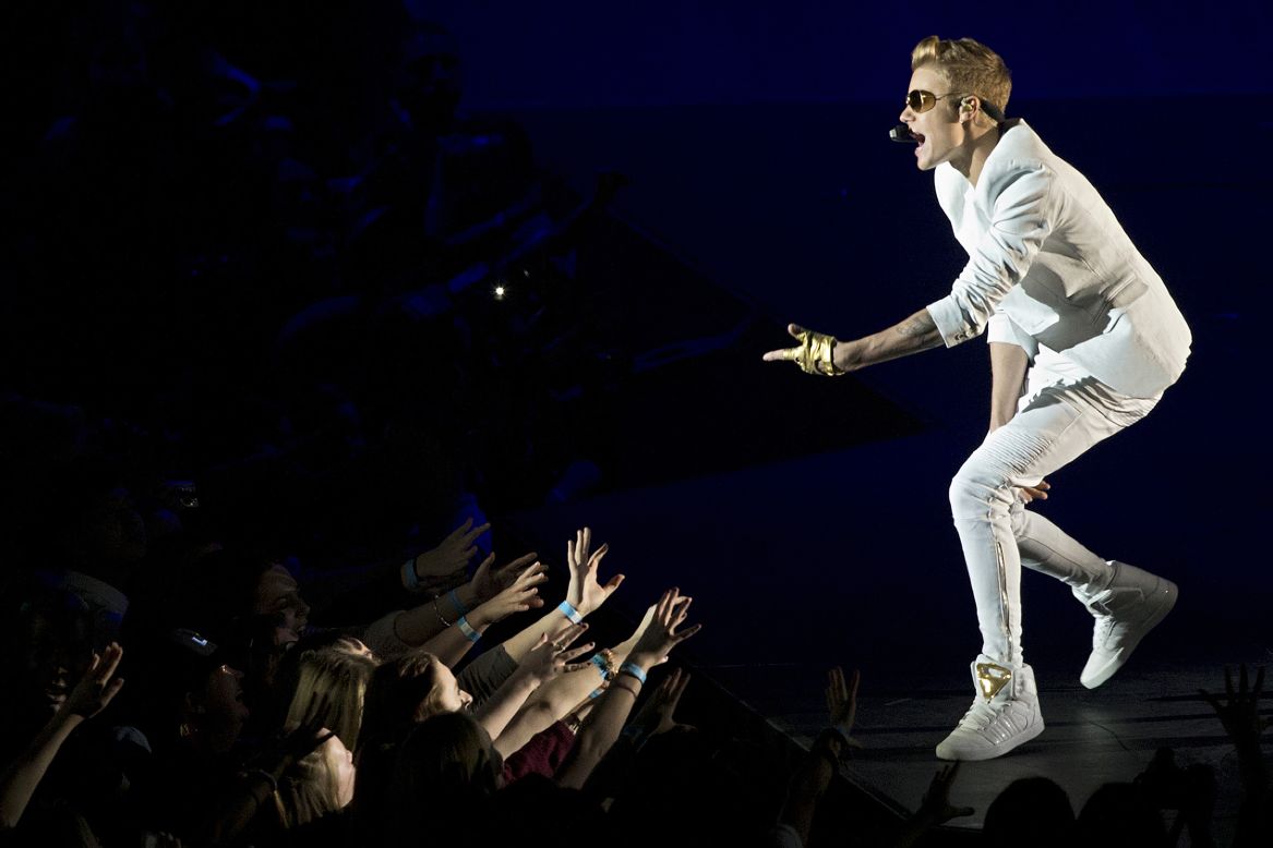 Bieber hizo enojar a sus fans en marzo después de que se presentó dos horas para un concierto en el O2 Arena de Londres. Él negó eso en un tuit, diciendo que tuvo sólo 40 minutos de retraso.