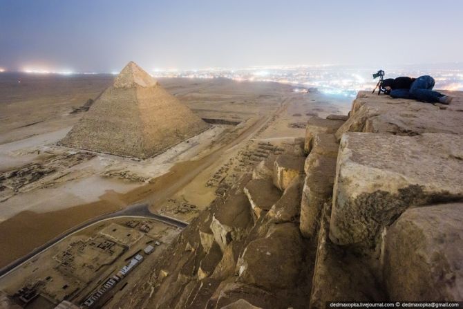 Se supone que los visitantes a las pirámides en Guiza, Egipto, no deben subirlas. El fotógrafo ruso Vadim Makhorov y un grupo de sus amigos, en búsqueda de fotografías gloriosas, aparentemente no pensaron en que las reglas se aplicarían a ellos.