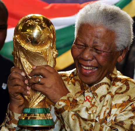 Sudáfrica ganó la sede de la Copa del Mundo de 2010 en 2004. Fue un momento de gran alegría para el expresidente sudafricano Mandela.