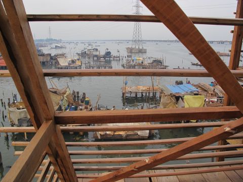 Esta escuela flotante móvil fue construida para Makoko, un barrio pobre en la zona costera de Lagos, Nigeria, la cual consta de edificios construidos sobre pilotes en una laguna. 