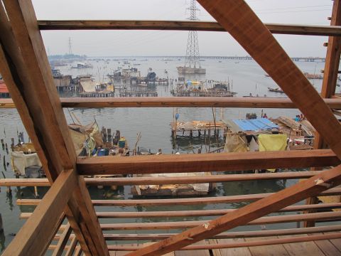 Esta escuela flotante móvil fue construida para Makoko, un barrio pobre en la zona costera de Lagos, Nigeria, la cual consta de edificios construidos sobre pilotes en una laguna.