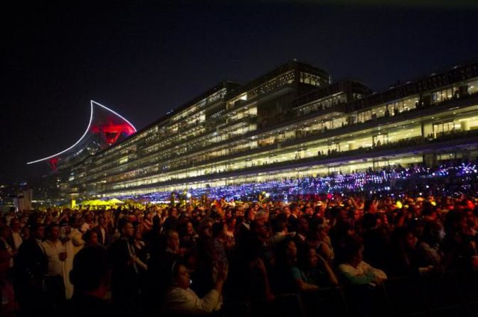 "It's like Old Trafford, the Emirates and Wembley all rolled into one. When they turn the lights on it looks like a spaceship from 'Star Wars,'" said champion Italian jockey Frankie Dettori. <br />