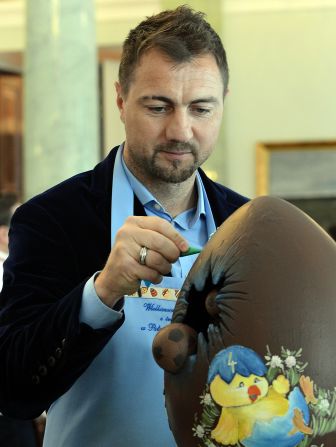 Easter eggs or ester footballs? Looks like former Liverpool FC and Real Madrid C.F. goalkeeper Jerzy Dudek is having a "bit" of both!What do you prefer?