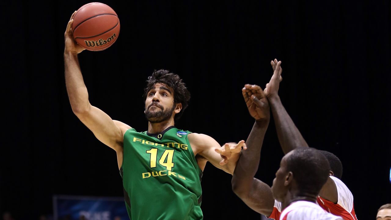 Arsalan Kazemi of Oregon drives for a shot on March 29.