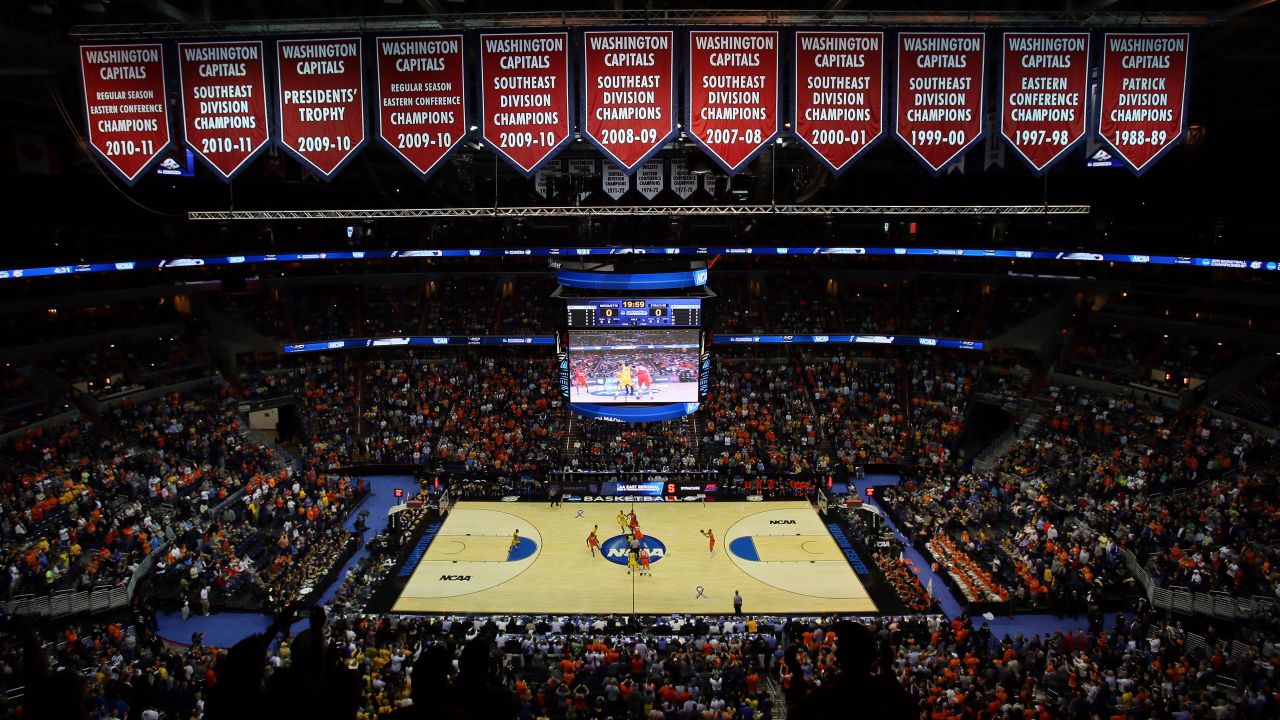 Syracuse Orange tips the ball off against the Marquette Golden Eagles on Saturday, March 30, in Washington. Syracuse won 55-39.