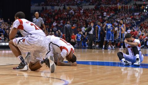 Louisville players react to Ware's injury.