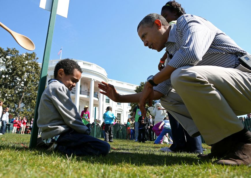 Obama talks to crying 5-year-old Donaivan Frazier during the egg roll.