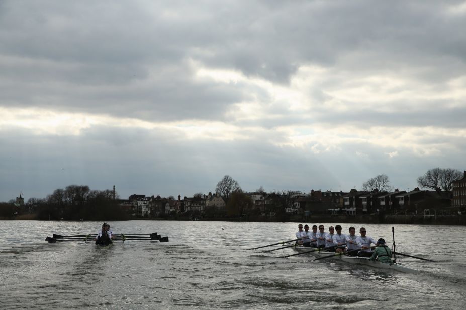 Compared to 2012, it was smooth sailing at Sunday's race -- or "fantastically boring" according to Telegraph journalist Tom Chivers -- with Oxford winning by a length-and-a-half. 