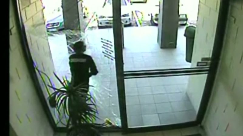 Thief fails big in pane-ful getaway | CNN