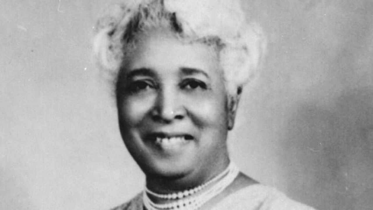 <strong>Carrie Crawford Smith (1877-1954)</strong><br /><em>Employment Agency</em><br />Started: 1918<br /><br />Shortly after moving from Tennessee to Illinois, Carrie Crawford Smith, an African American woman, set up an employment agency to help find work for the huge number of black migrants who were moving from the South to the North.<br /><br />Her business helped both black and white clients, but mainly focused on African American domestic helpers. Smith's business was about more than just jobs -- she also saw her venture as a way to promote racial advancement and dignity.