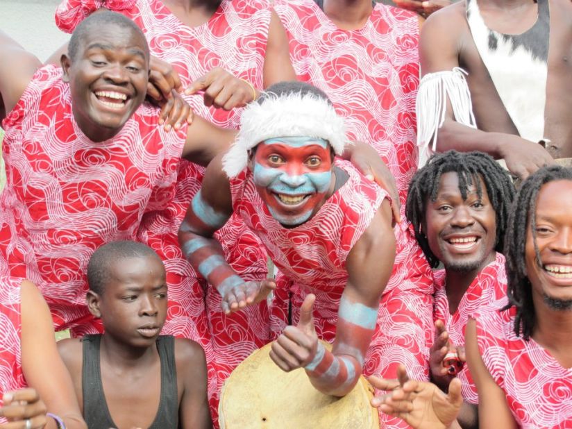 The charity organizes outreach events and workshops to help vulnerable kids participate in creative activities. Barefeet uses theater, music, dance and storytelling as tools to help vulnerable children.