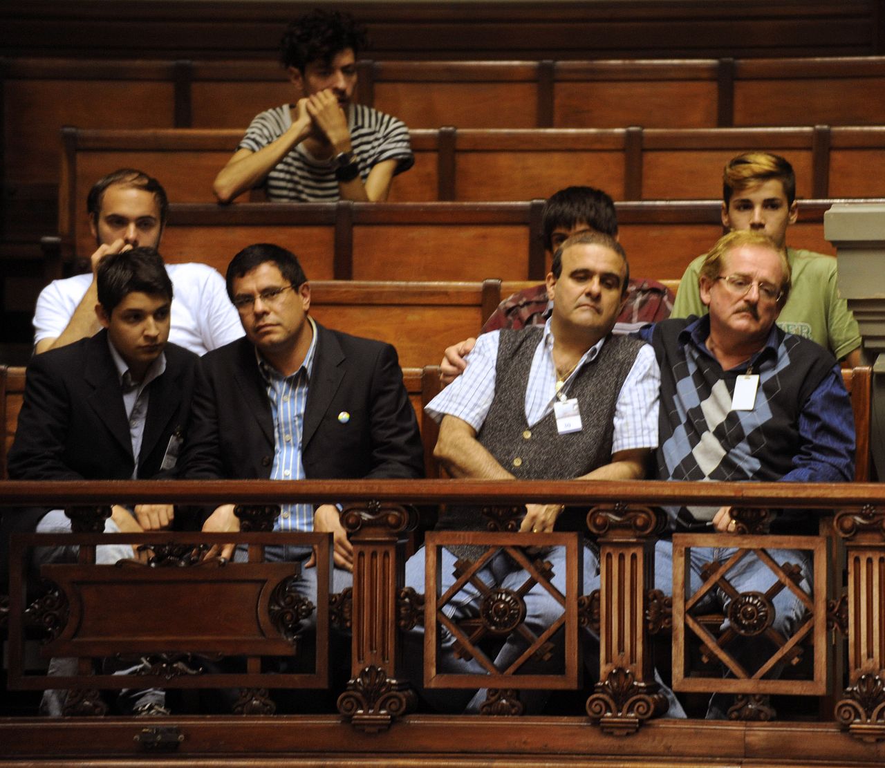 Parejas homosexuales observan la discusión en el Senado del proyecto de legalización del matrimonio entre personas del mismo sexo. La ley fue aprobada en abril.