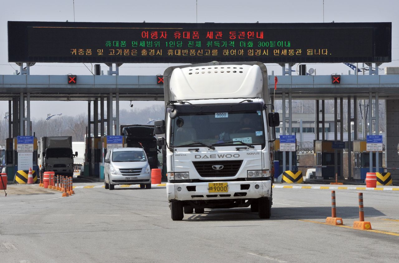 A truck drives back toward Paju.