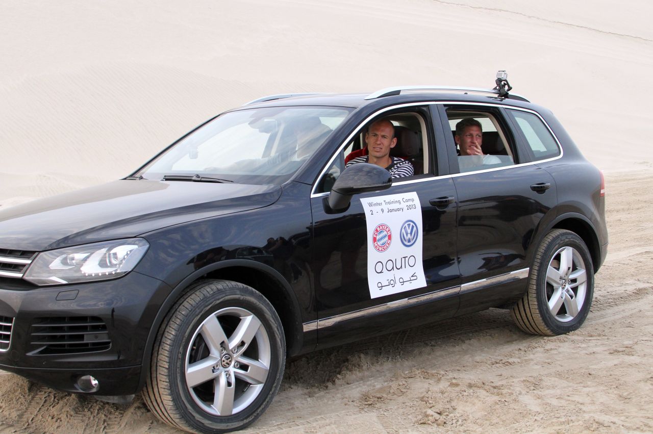 Bayern Munich winger Arjen Robben takes part in a desert tour of Doha with his teammates.