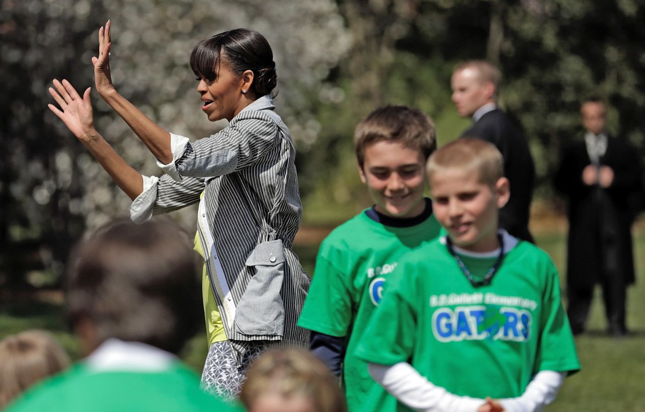 Obama says goodbye to the students after their day in the garden.