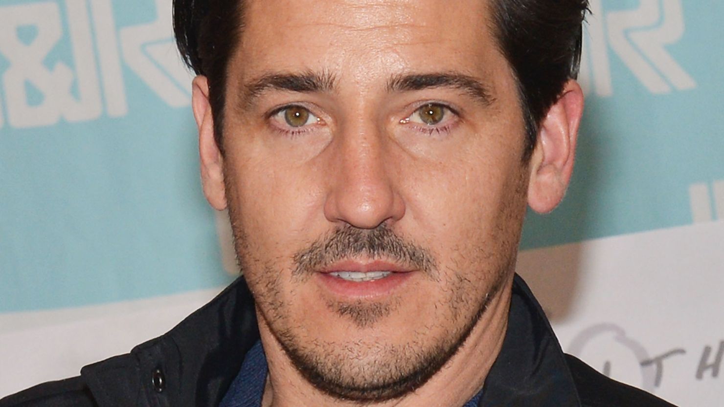 Jonathan Knight was reportedly texting on his phone during the performance.