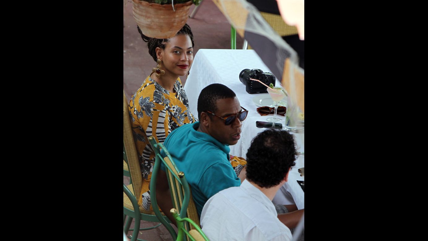 The couple have lunch at a restaurant in the old downtown of Havana on Thursday.