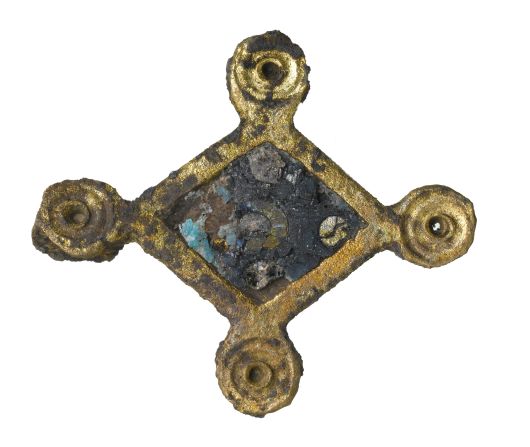 Un broche de placa romano de aleación de cobre con esmalte azul. 
