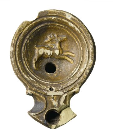 Una lámpara de aceite en cerámica representando un ciervo. Los especialistas del MDAL-Museo de Arqueología de Londres- analizarán aproximadamente 700 cajas de fragmentos de cerámica. 