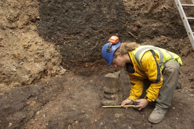 Columna de Mitra, parte de una sección que no se había descubierto previamente del Templo de Mitra. El templo y los hallazgos de la excavación actual serán parte de una exhibición accesible al público en la sede europea de Bloomberg. 