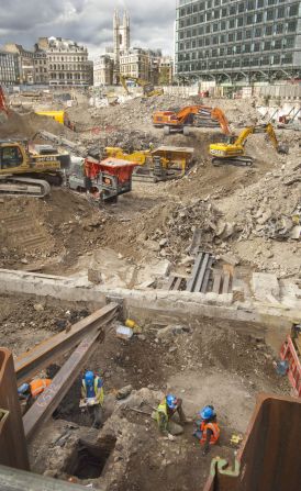 Vista de las excavaciones en Bloomberg Place, en la actualidad el es mayor proyecto de desarrollo financiado comercialmente del mundo. El sitio alberga la extensión más larga del Roman Walbrook que queda en la City. 
