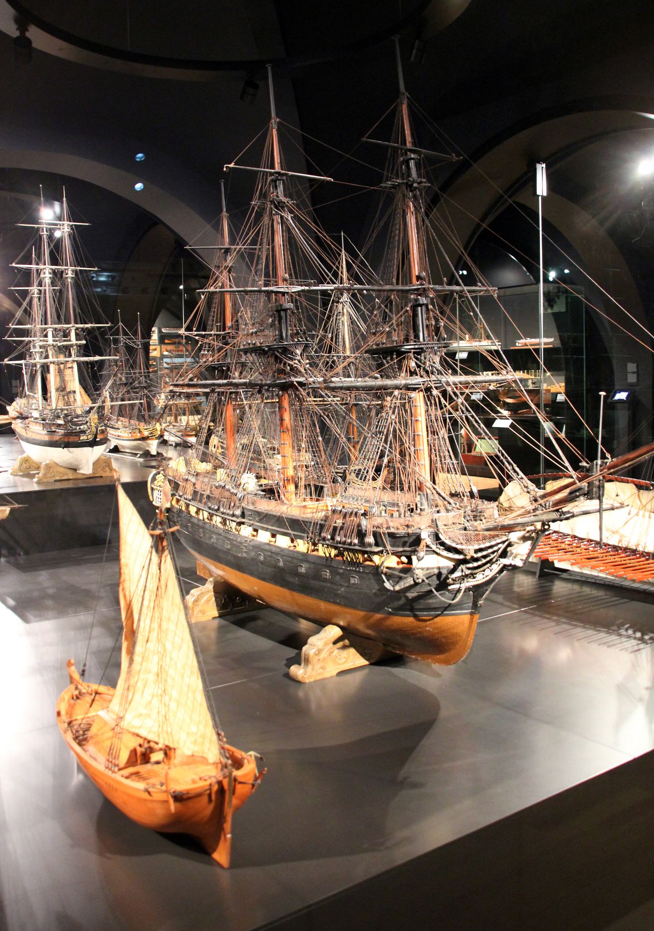 The museum's special collections, of weapons, fashion and jewellery, Dutch porcelain and musical instruments are displayed in the crypt-like basement. Here, a fleet of model ships sail across the room.