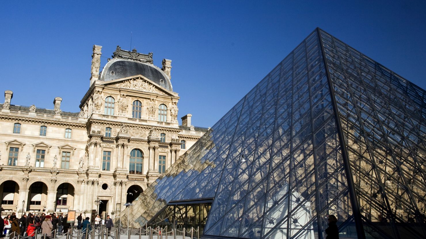 Gangs of pickpockets have been targeting staff and visitors at the Louvre, museum staff say.