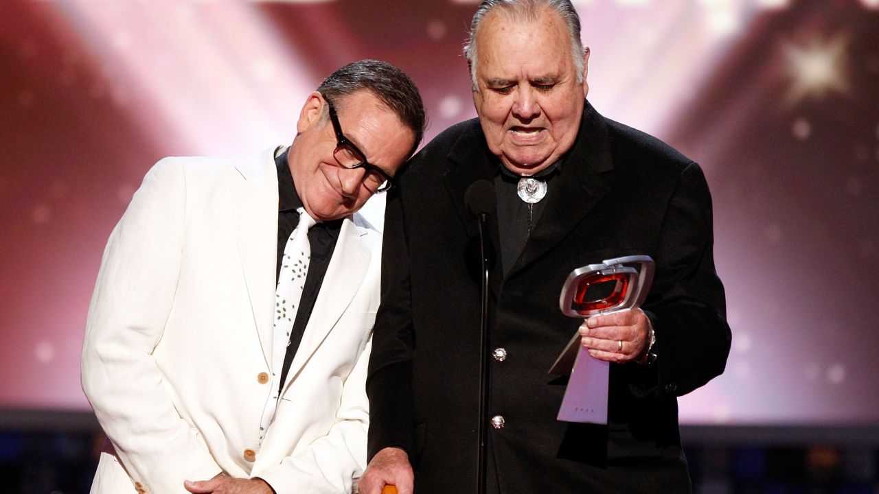 Robin Williams presents the Pioneer Award to actor Jonathan Winters at the TV Land Awards in 2008.