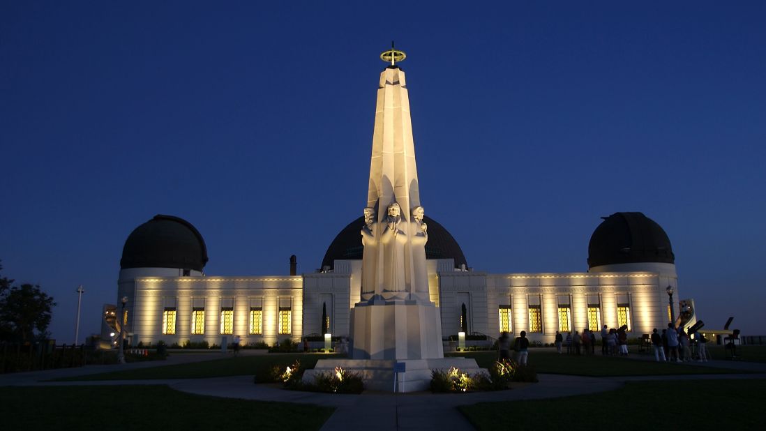 For amazing city views go to Griffith Observatory. You can a