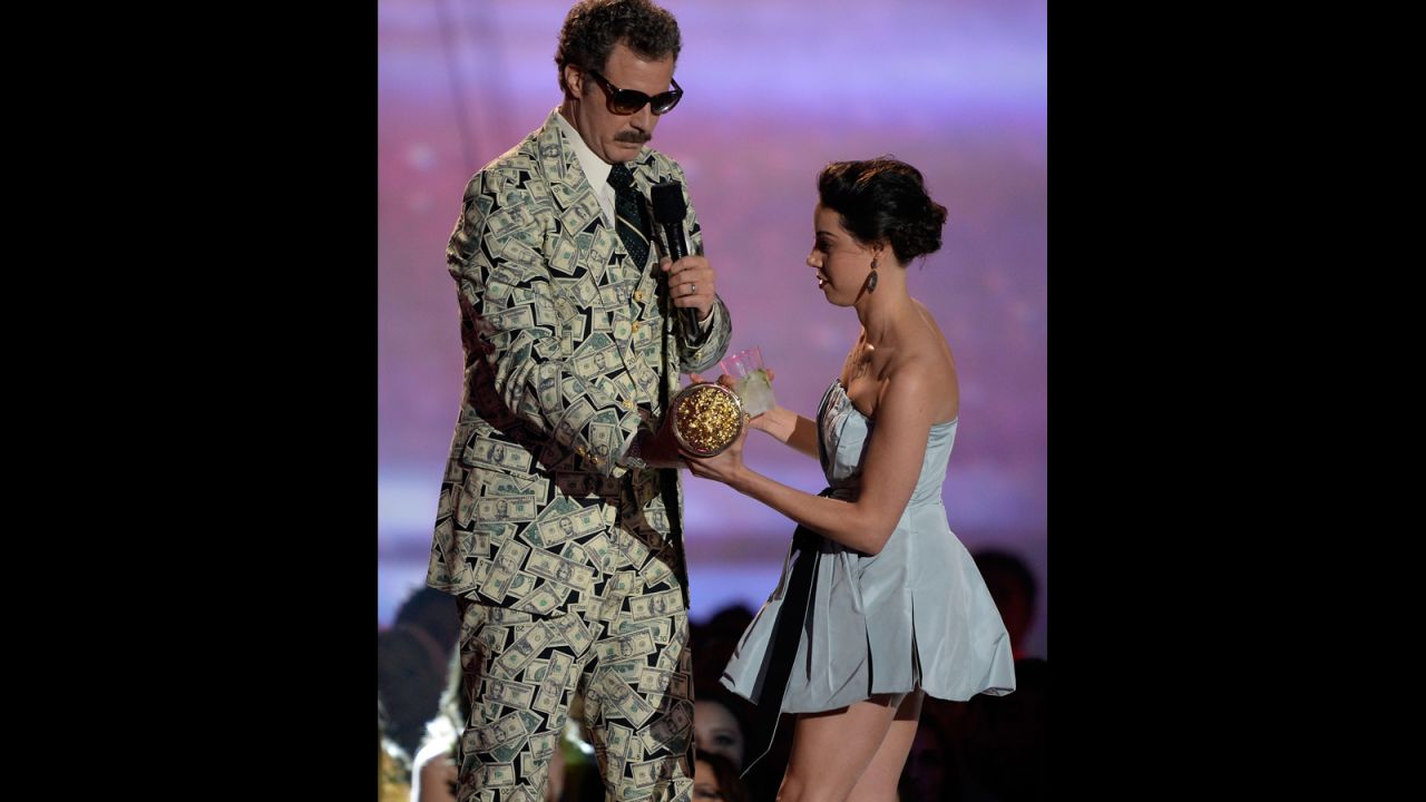 Some fans thought Will Ferrell and Aubrey Plaza planned her running on stage as he accepted his MTV award.