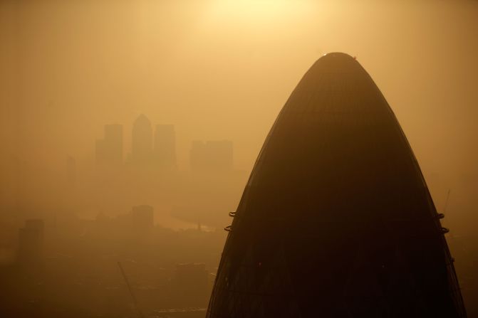 London's high-profile mayor, Boris Johnson, has done his best to encourage the world's super-rich to take up residence in London. Money has poured into the British capital in recent years with one square meter of luxury property now costing between $41,900 and $46,300 on average. That equates to 23 square meters for every million dollars spent.
