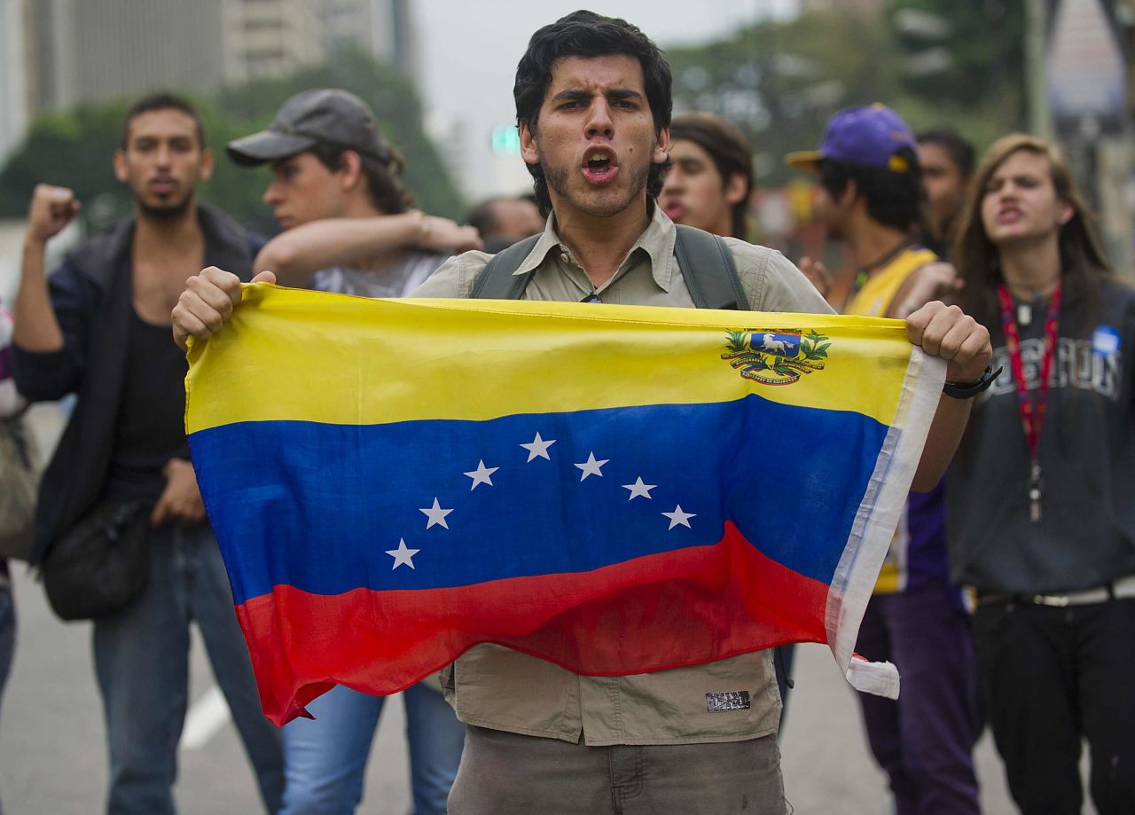 El 6 de agosto de 2013, Maduro dijo en un discurso que "Venezuela tiene millones y millonas de Bolívar".