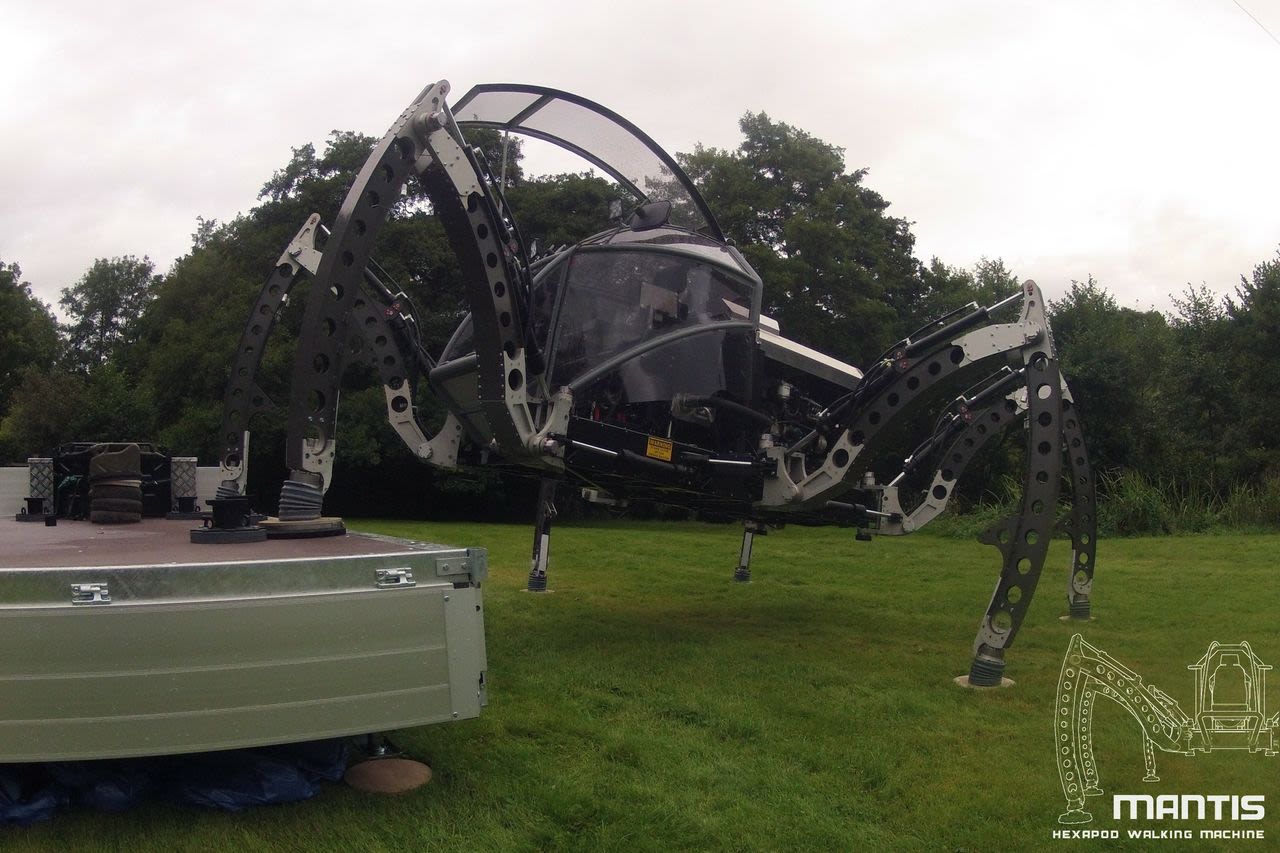 Mantis mide 2,8 metros y puede ser piloteado manualmente desde adentro o remotamente usando Wi-Fi.