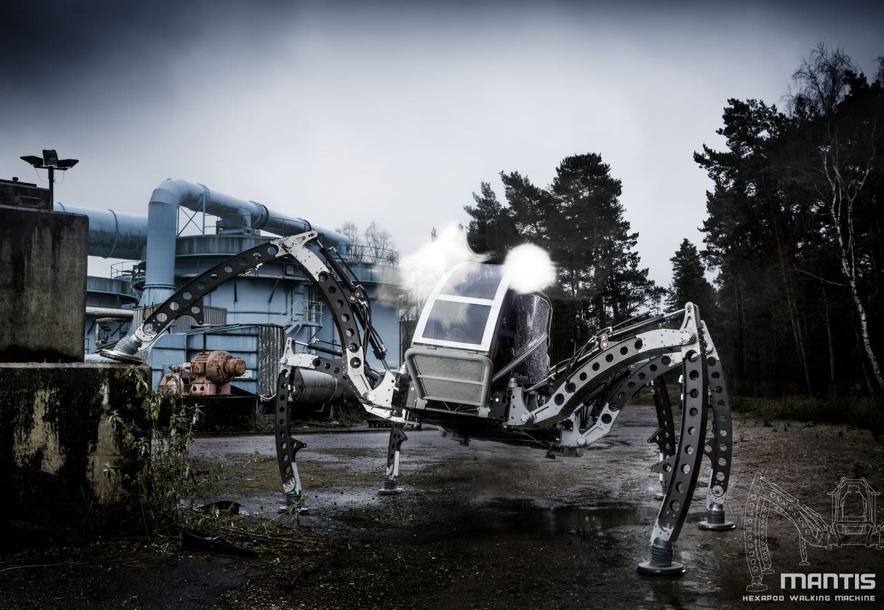 El robot Mantis, visto aquí trepando sobre un patio industrial, es el mayor hexápodo operacional todo terreno en el mundo, según sus creadores en el Reino Unido, Micromagic Systems.