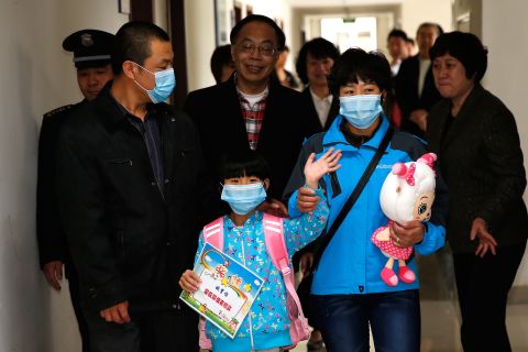A 7-year-old girl, who was the first confirmed bird flu case in Beijing, is discharged from Beijing Ditan Hospital on Wednesday, April 17.