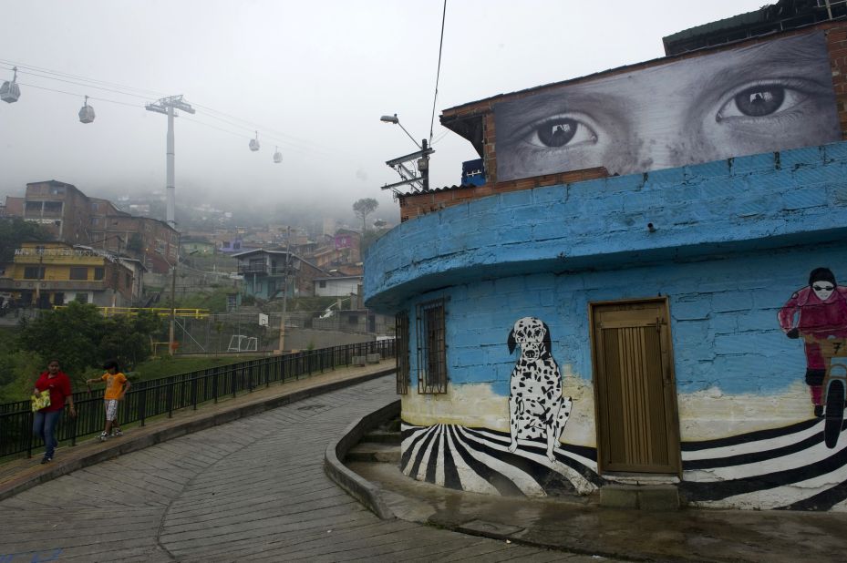 The municipality of Medellin presented an artistic project called Heroes Without Borders, an exhibition of 23 photographs placed in different facades and roofs, to prevent the recruitment of children by illegal groups in January 2012. 