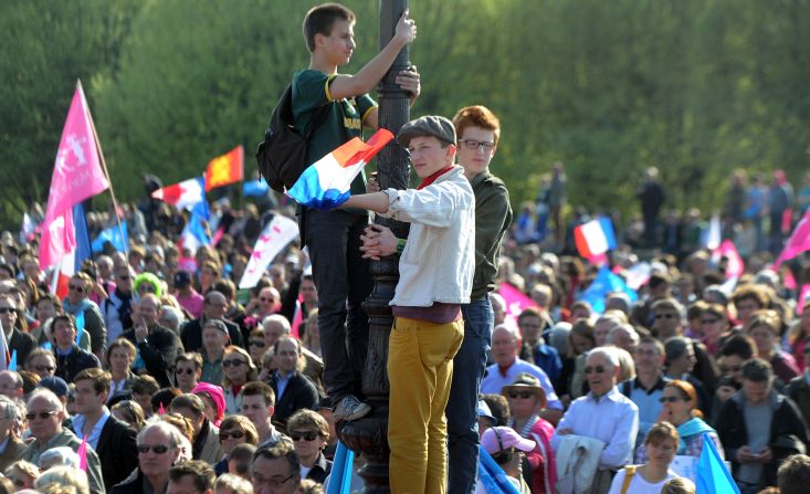 Tens of thousands of the bill's opponents gather on Sunday.