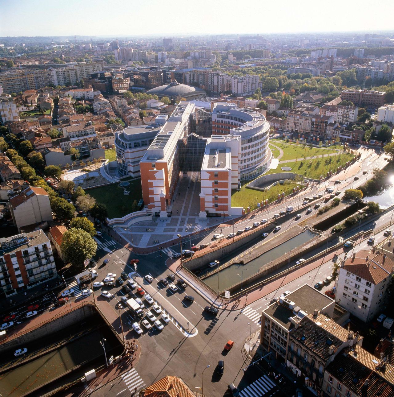 Venturi, Scott Brown and Associates won a 1992 international competition to design Toulouse's capitol building. 