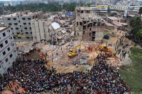 People rescue garment workers on April 25.