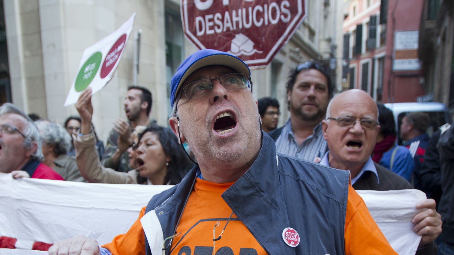 Anti-eviction activists protest against the government's eviction laws in Mallorca on April 23, 2013.  