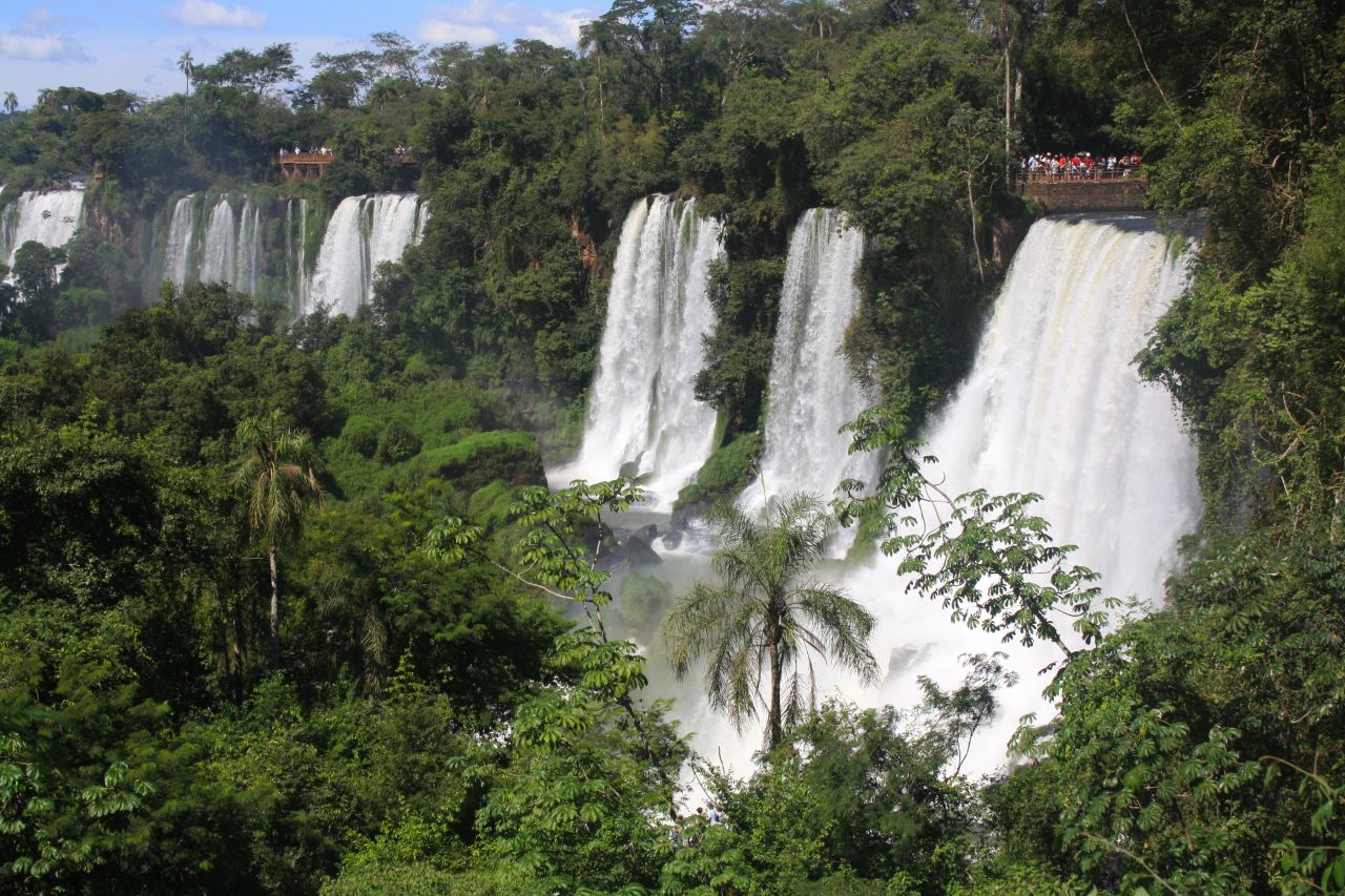 The spectacular semicircular waterfall that forms the border of Argentina and Brazil spans almost 300 meters in diameter and up to 80 meters in height. 