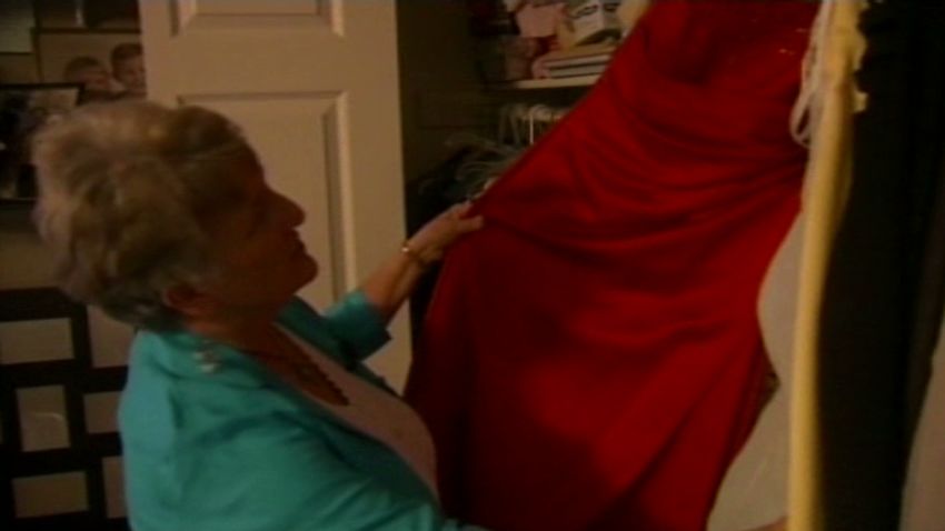 dnt az woman helps teens prom dress_00001713.jpg